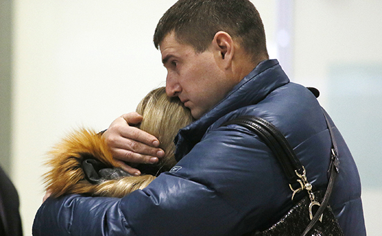 Родственники пострадавших в авиакатастрофе пассажиров в аэропорту Пулково
