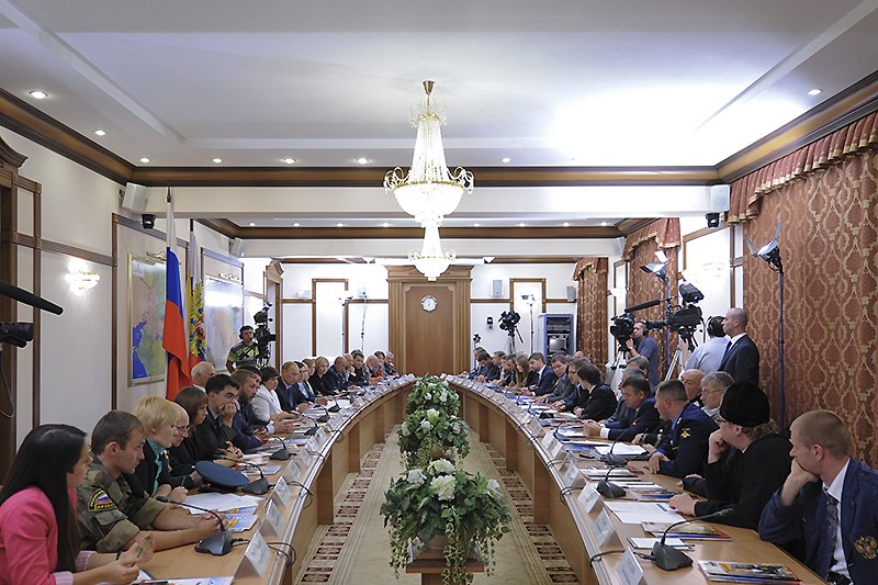 12 сентября 2012 года.Встреча с деятелями культуры, науки, спорта по вопросам патриотического воспитания молодежи в Краснодаре. На встрече присутствовали: председатель Правления Союза писателей России Валерий Ганичев;  главный редактор «Литературной газеты» Юрий Поляков; народный артист Российской Федерации, депутат Московской городской думы Евгений Герасимов; актеры Василий Лановой, Артур Смольянинов; исполнительный директор Федерального фонда социальной и экономической поддержки отечественной кинематографии Сергей Толстиков. 