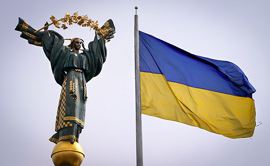 Монумент Независимости и государственный флаг Украины&nbsp;на площади Независимости в Киеве


