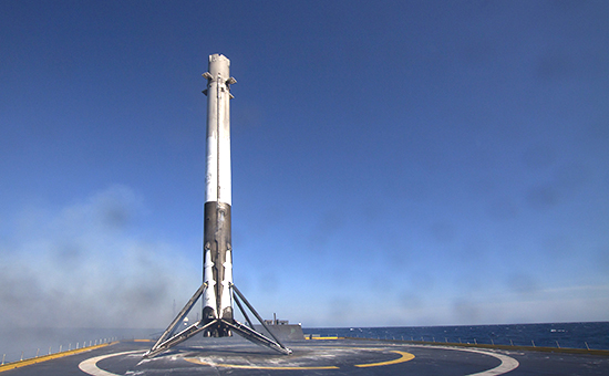 Нижняя ступень ракеты-носителя Falcon 9 на платформе в Атлантическом океане




