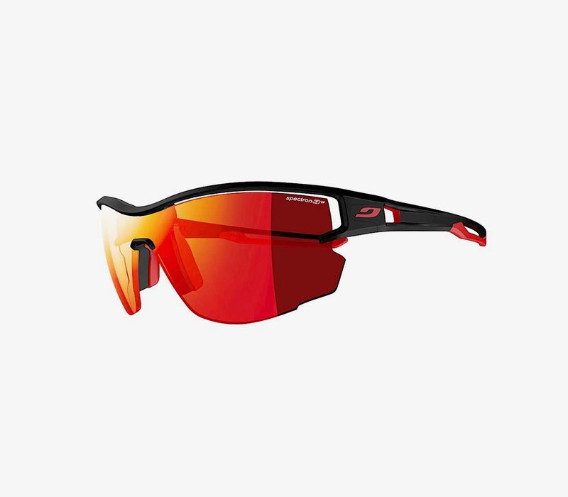 Солнцезащитные очки
От ослепительного солнца и снега в горах защитят спортивные солнцезащитные очки с категорией защиты S3 или S4. Выбирайте легкие модели с эргономичной формой оправ и линзами, обеспечивающими четкое поле зрения, независимо от уровня освещенности. Дополнительный бонус - свободное пространство между оправой и линзами, которое будет обеспечивать циркуляцию воздуха и снижать вероятность запотевания.