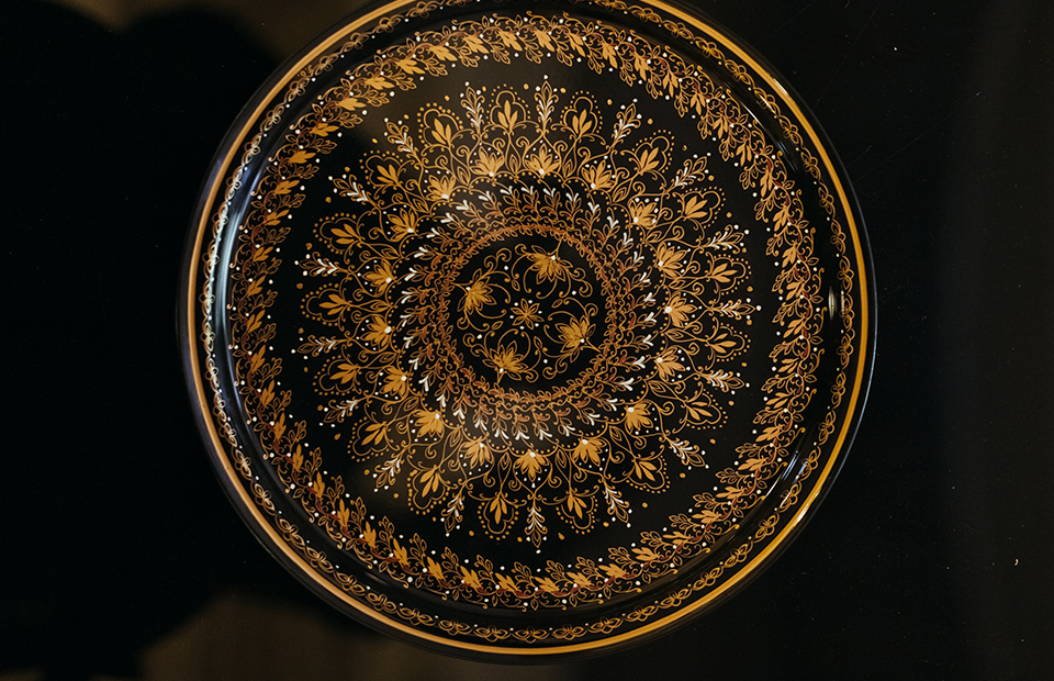 Тарелка, сделанная в рамках коллаборации&nbsp;​Leyla Uluhanli Interiors и Виктории Шеляговой