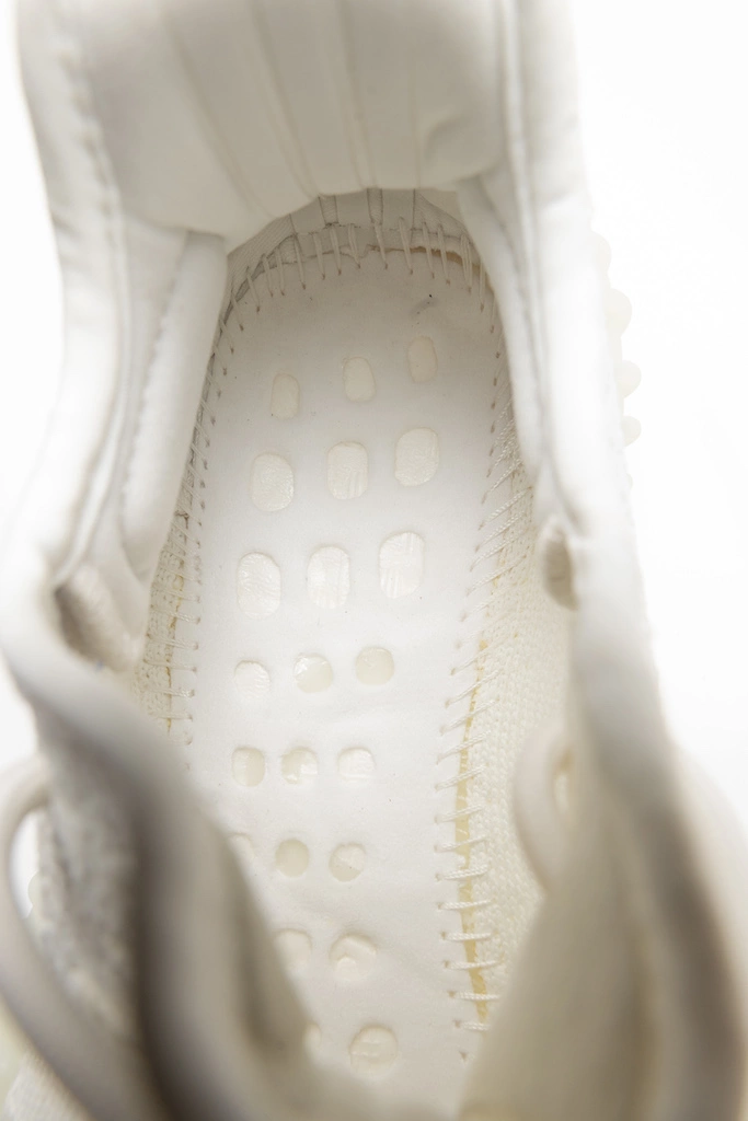 Внутренние швы фейковых кроссовок Yeezy 350 V2 Triple White