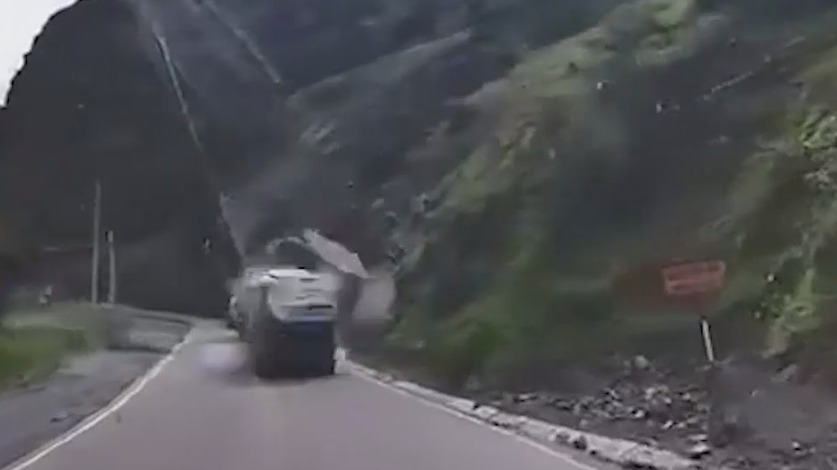 Камни раздавили грузовики и уничтожили дорогу в Перу. Видео