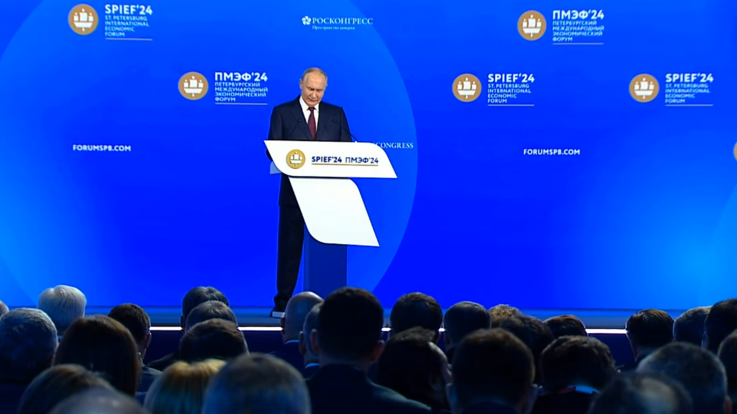 Путин анонсировал привязку МРОТ к медианной зарплате