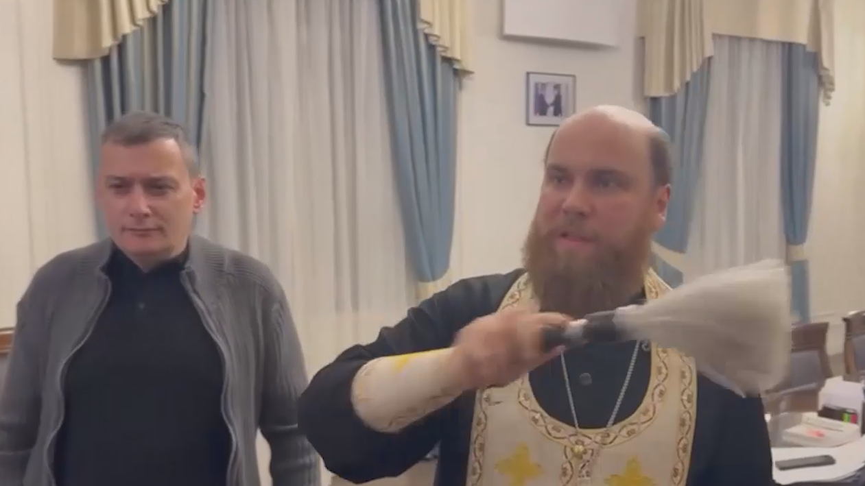 Александр Хинштейн попросил освятить свой кабинет. Видео