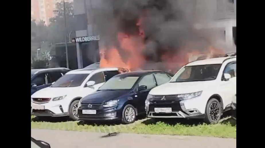 В Москве на парковке загорелись восемь автомобилей