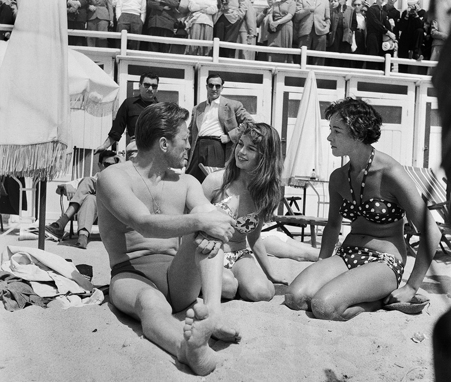 В том&nbsp;же 1952 году Бардо сыграла в фильме &laquo;Манина, девушка в бикини&raquo;. &laquo;Критики отзывались о двух моих первых картинах так плохо, что двери в кино для меня с треском захлопнулись&raquo;,&nbsp;&mdash; вспоминала Бардо. Тогда она решила найти себе менеджера, которым стала Ольга Остриг. С ней Бардо больше не расставалась на протяжении всей своей карьеры в кино и называла ее &laquo;мама Ольга&raquo;.

С помощью Остриг Бардо получила эпизодическую роль в картине американского режиссера русского происхождения Анатоля Литвака &laquo;Акт любви&raquo;, где у героини Бардо было лишь 30 секунд экранного времени. Зато там молодая девушка познакомилась со звездным исполнителем главной роли американцем Кирком Дугласом. В 1953 году Бардо вместе с мужем, который тогда работал во французском новостном журнале &laquo;Пари-матч&raquo;, отправилась на Каннский кинофестиваль. Там она случайно стала героиней серии снимков, которые напечатали в журналах и привлекли к ней внимание общественности. На одном из фото Дуглас заплетает юной Бардо косички, на другом девушка позирует в тогда еще полускандальном бикини на фоне Средиземного моря.

В последующие годы Бардо много играла на сцене в театре и в кино, за четыре года она снялась в десятке картин, но ни одна из них не принесла ей международной славы. Еще не будучи звездой, она была верна своим этическим принципам. Однажды Бардо предложили семилетний контракт в Америке, но когда молодая актриса узнала о казни в США коммунистов Этели и Юлиуса Розенбергов, то порвала договор и отправила в качестве ответа конверт со вложенными клочками бумаги.

В тот&nbsp;же период Бардо снова забеременела и решилась на аборт, который в те годы был уголовно наказуем. После подпольной операции в антисанитарных условиях ее сердце остановилось, но врачам чудом удалось его запустить.