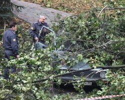 Над Екатеринбургом прошел ураган, погиб упавший с высоты строитель