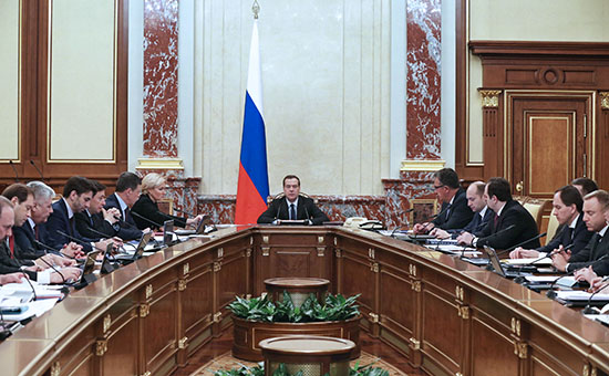 Премьер-министр России&nbsp;Дмитрий Медведев (в центре) на заседании правительства. Март 2016 года


