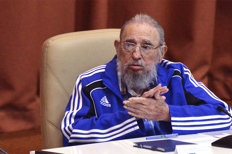 В 2006 году здоровье Кастро резко ухудшилось и&nbsp;он передал полномочия группе из&nbsp;семи человек во&nbsp;главе со&nbsp;своим братом Раулем. 18 февраля 2008 года он объявил о&nbsp;своем окончательном уходе со&nbsp;всех государственных постов, но&nbsp;оказывал влияние на&nbsp;политическую жизнь страны, встречался с&nbsp;мировыми лидерами, выступал с&nbsp;заявлениями в&nbsp;СМИ.

На фото: Фидель Кастро на&nbsp;закрытии седьмого конгресса Коммунистической партии Кубы в&nbsp;апреле 2016 года
