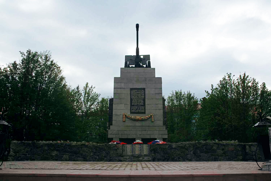 В мае 2012 года была исправлена полувековая фактическая ошибка в Мемориале воинам 6-й Героической комсомольской батареи,&nbsp;торжественно&nbsp;открытом&nbsp;в Мурманске еще в 1959 году. На плите был неверно указан номер артиллерийского полка: вместо&nbsp;143 стояло 14.
