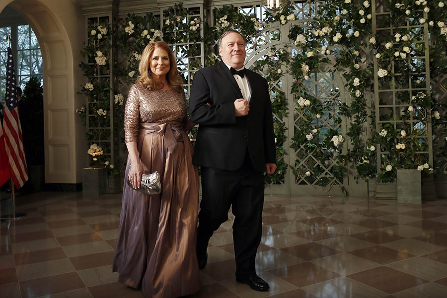 Кандидат на пост главы государственного секретаря США Майк Помпео со своей супругой Сьюзан
