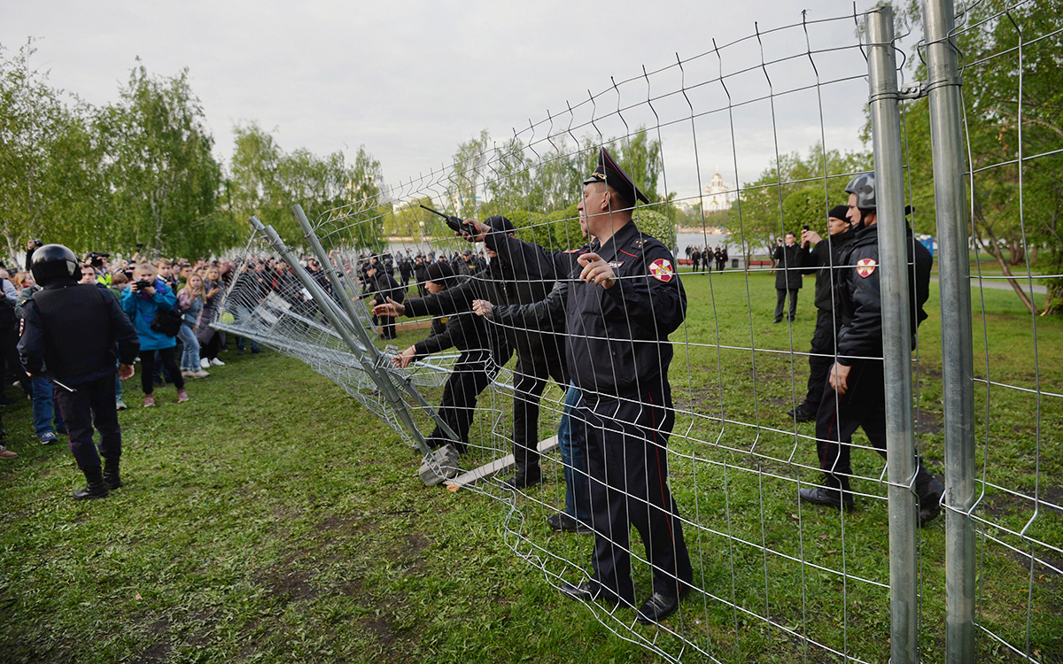 Сотрудники полиции и протестующие в сквере у Театра драмы в Екатеринбурге, 14 мая 2019 г.