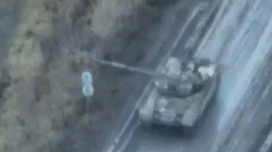 Российские военные показали на видео танковую дуэль в Донбассе