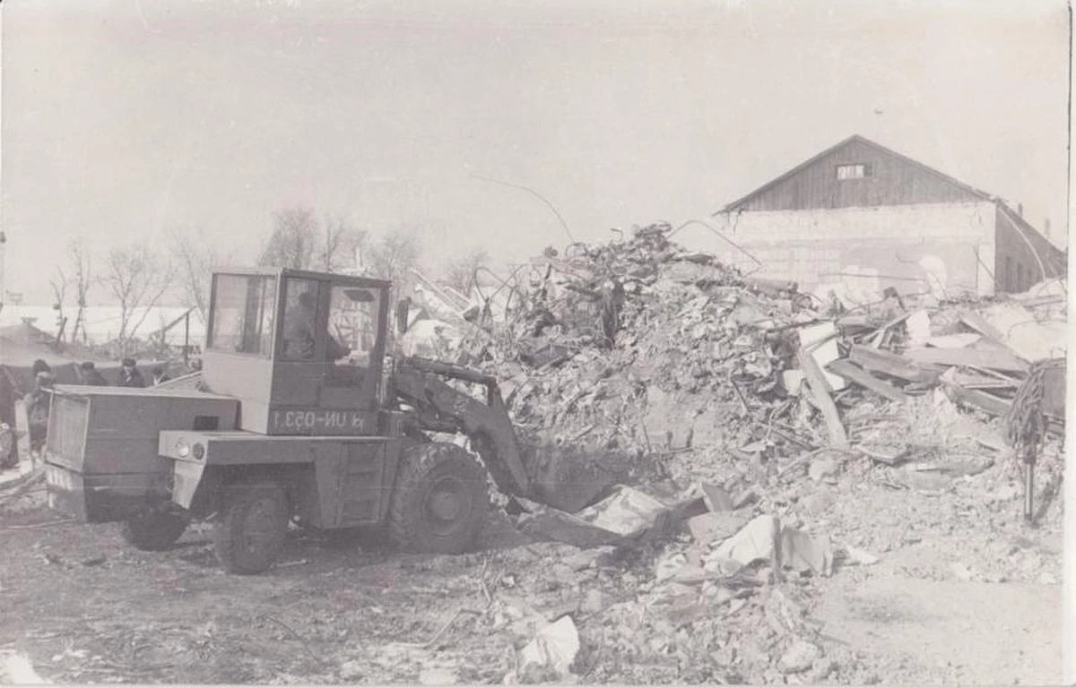 <p>Уборка обломков после землетрясения в Спитаке в&nbsp;1988 году</p>