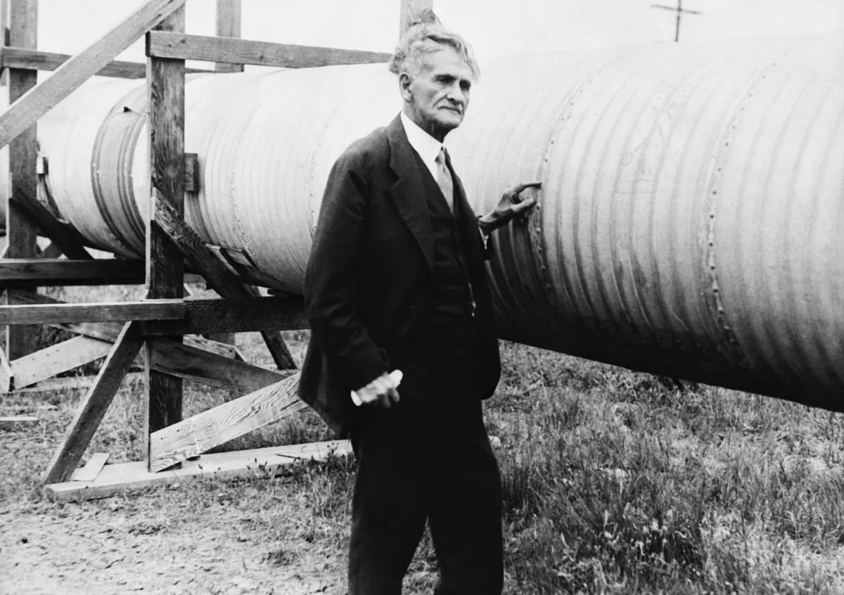 Майкельсон рядом с гофрированной стальной трубой, с помощью которой он измерил наиболее точное значение скорости света