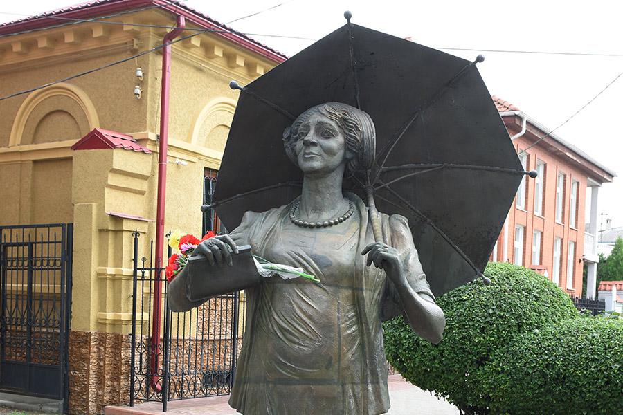 Памятник актрисе Фаине Раневской в Таганроге