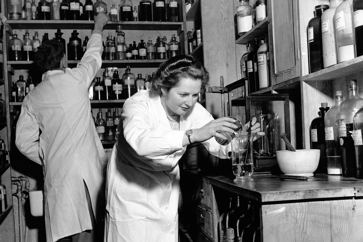 Маргарет Тэтчер за работой в качестве лаборанта. 1950-е годы