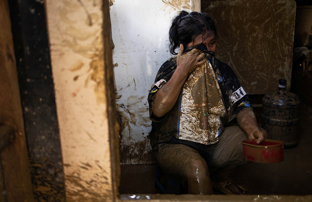 55-летняя Лиза Кахигао во время перерыва в уборке своего дома от грязи после наводнения &laquo;Калмаэги&raquo;.