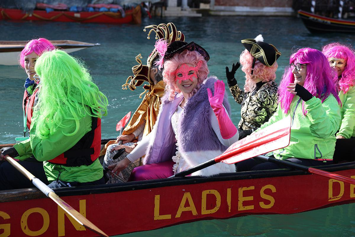 Участники водного парада Венецианского карнавала, 01 февраля 2026 года