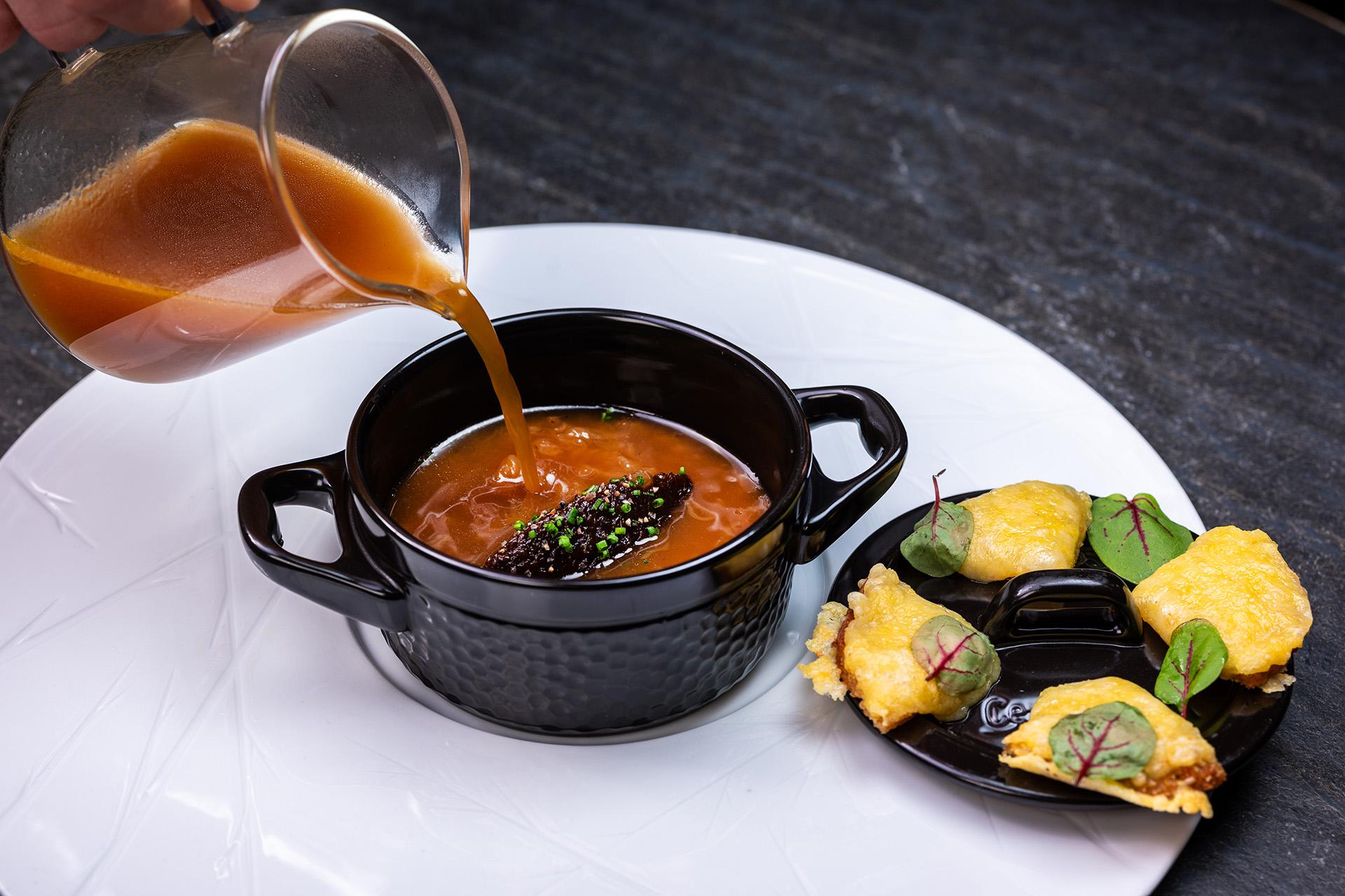 Французский луковый суп с грюйером и хрустящим крутоном&nbsp;в ресторане Grand Cru