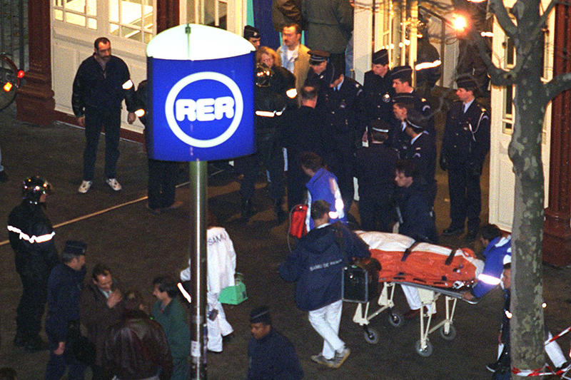 Взрыв в&nbsp;поезде

3 декабря 1996&nbsp;г. в&nbsp;Париже от&nbsp;детонации газового баллона в&nbsp;вагоне электропоезда RER на&nbsp;станции &laquo;Пор-Руаяль&raquo; погибли четыре человека. От 86 до&nbsp;170 человек, по&nbsp;разным данным, получили ранения разной степени тяжести. Организаторами взрыва были признаны алжирские террористы из&nbsp;Вооруженной исламской группы
