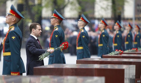 Возложение венка к могиле Неизвестного солдата у стен Кремля