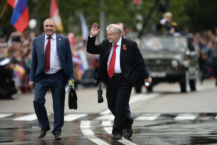 Лидер партии "Справедливая Россия" Сергей Миронов (справа) перед началом Парада Победителей в Севастополе.