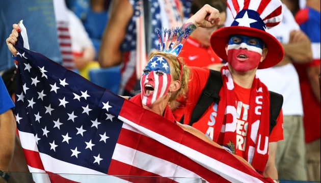 Фанаты из США с флагом страны поддерживают свою команду во время матча в Группе G Гана - США.  