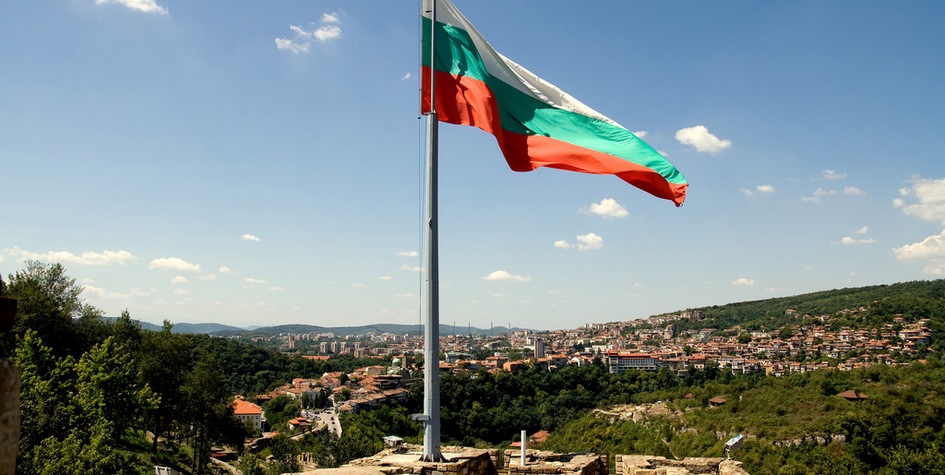 Болгарский флаг на фоне города Велико-Тырново, бывшей столицы Болгарии