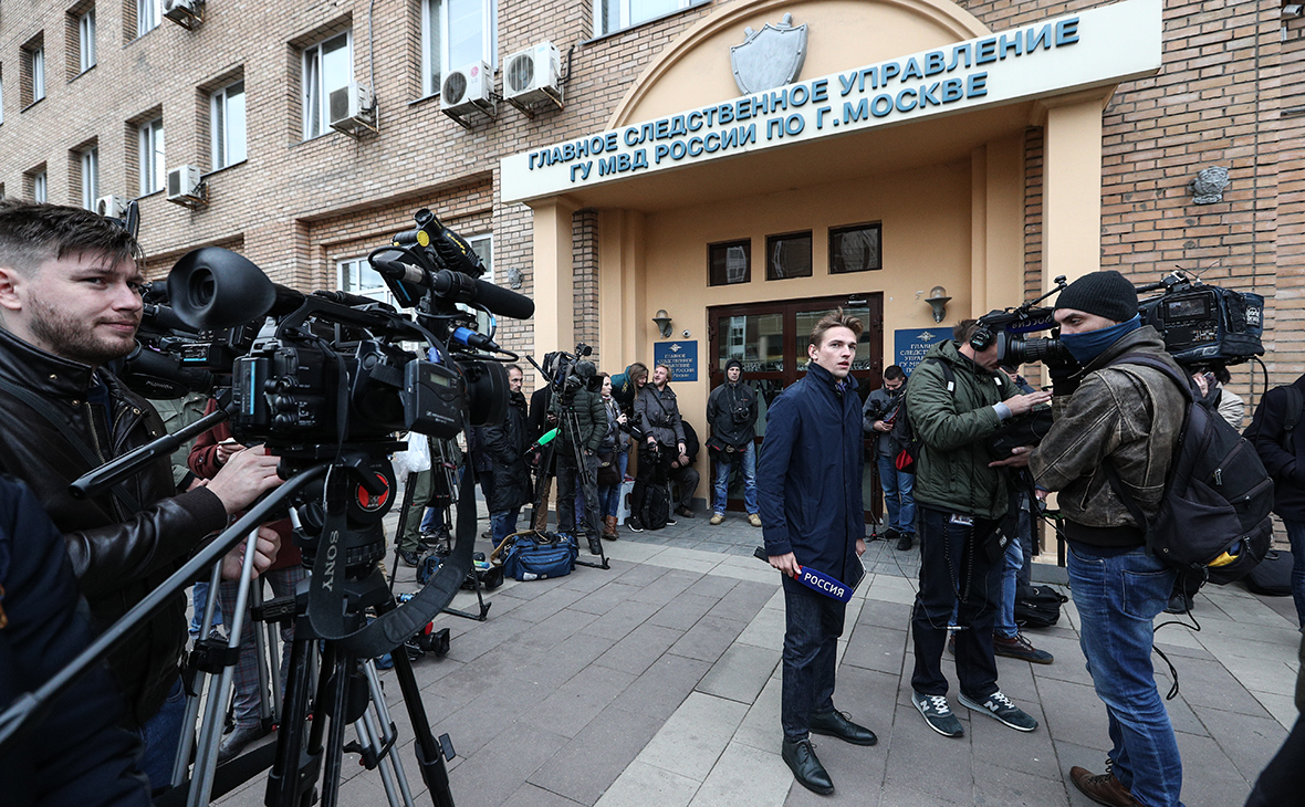Журналисты у здания главного следственного управления МВД РФ по Москве
