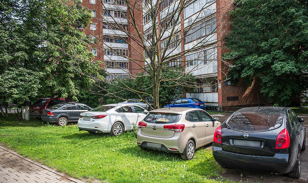 Правила парковки во дворах жилых домов 2024: как парковаться, чтобы не сожгли соседи