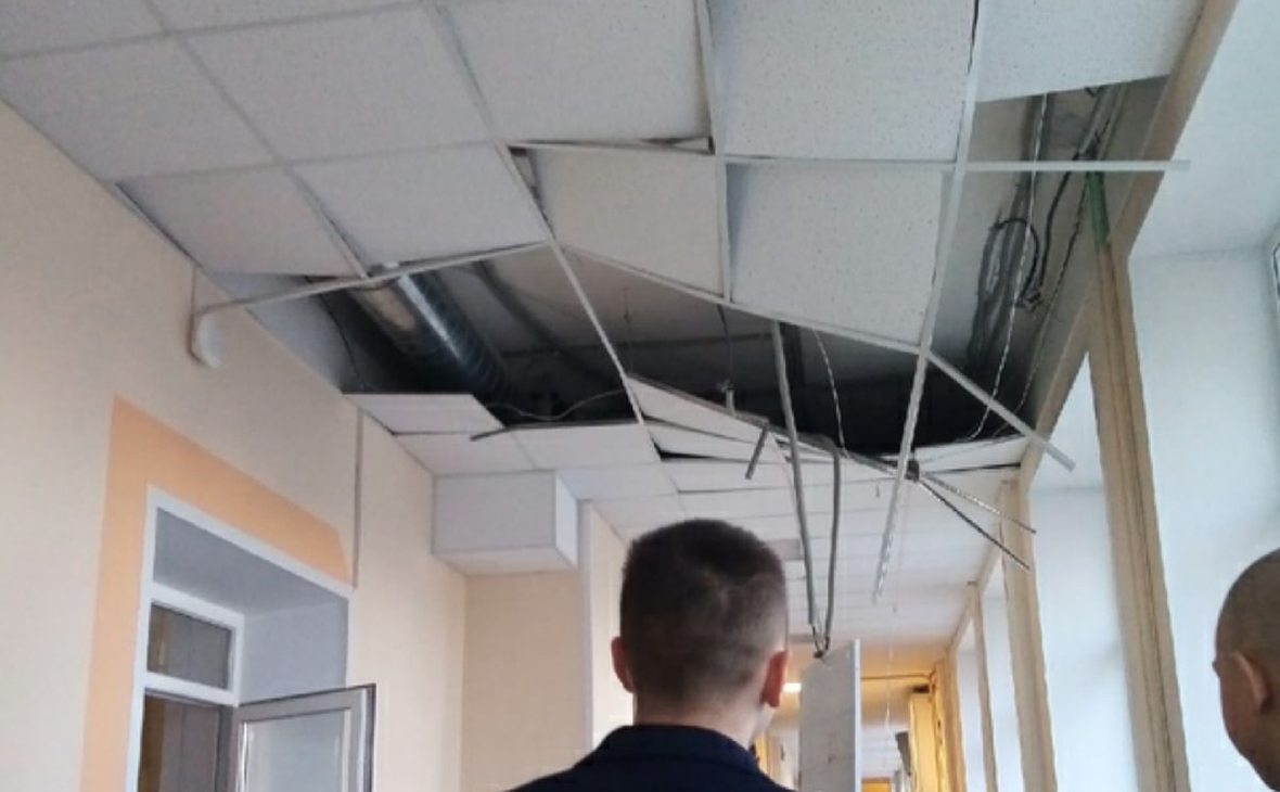 В подмосковной школе обрушился потолок