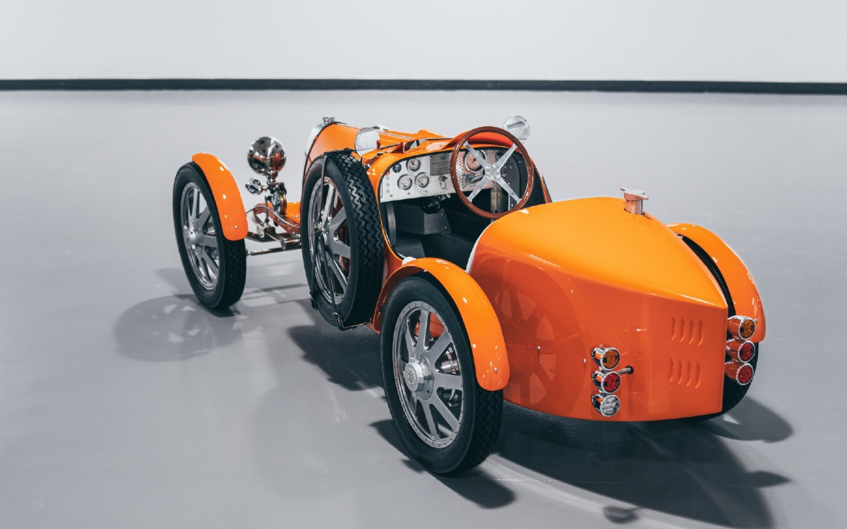 Детский автомобиль Bugatti за $71 тыс. пополнил автопарк аэропорта Дубая