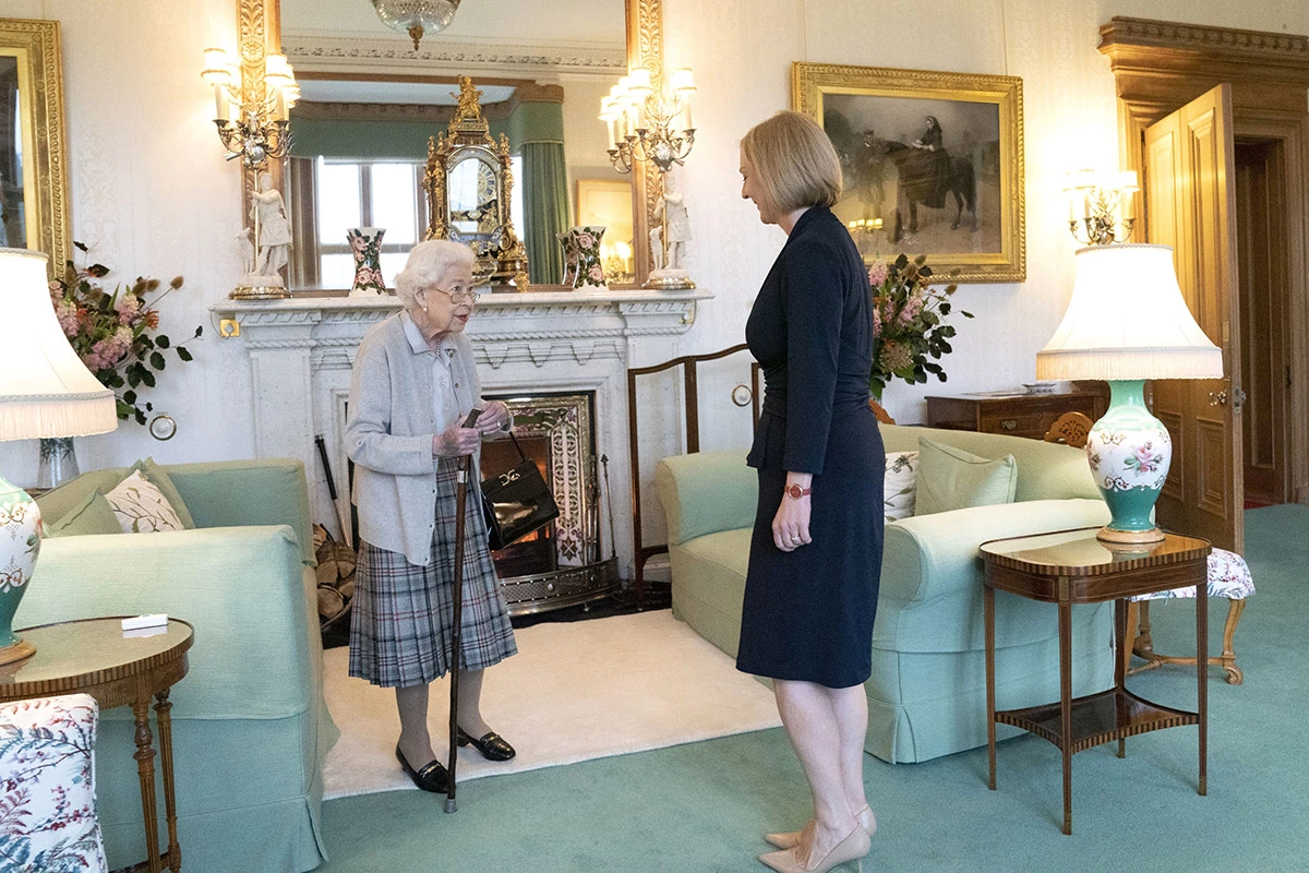 <p>Встреча Елизаветы II и бывшего премьер-министра Великобритании Лиз Трасс в замке Балморал, сентябрь 2022 года</p>