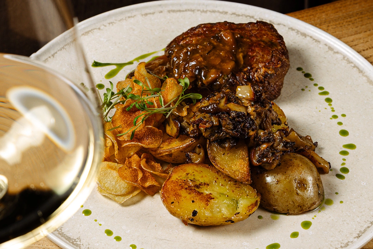Вырезка бычка, картофель, лесные грибы