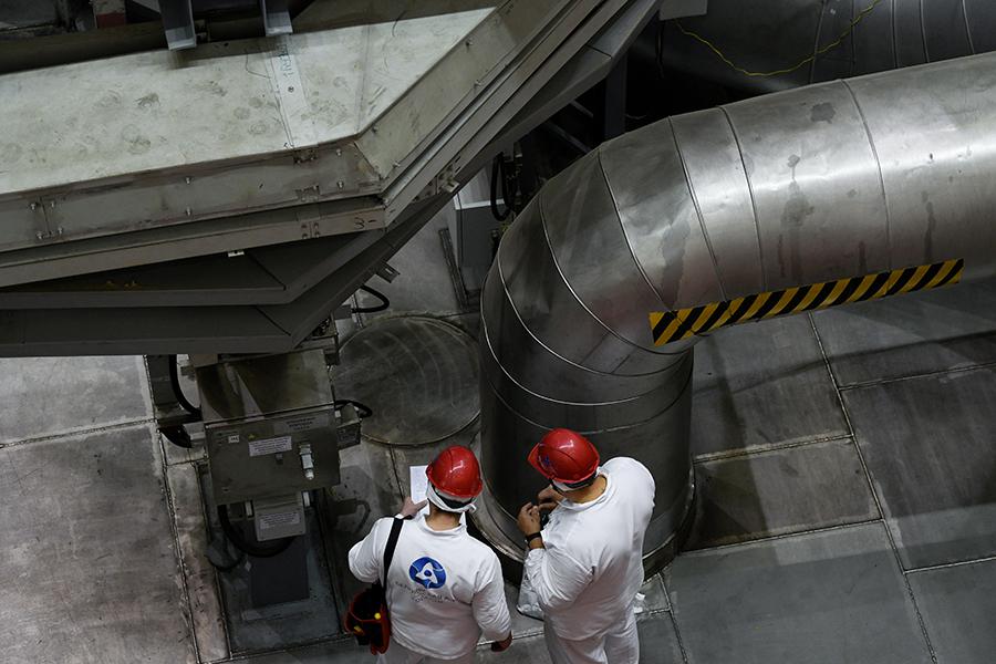 Рабочие в центральном зале энергоблока №4 с реактором БН-800 на Белоярской атомной электростанции