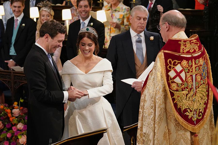 Джек Бруксбэнк и принцесса Евгения Йоркская обмениваются кольцами во время церемонии бракосочетания в часовне Святого Георгия в Виндзоре, 2018 год
