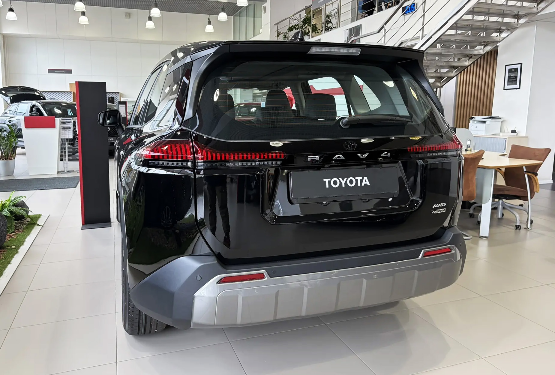 В наличии у дилеров представлены&nbsp;Toyota RAV4 лишь в трех цветах кузова: белый, серый и черный.