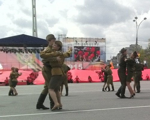 В Ростове парад в честь 70-летия Победы начался с аплодисментов ветеранам ВОВ  
