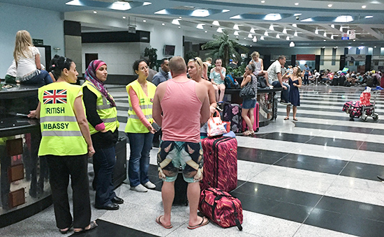 Сотрудники британского посольства консультируют туристов в аэропорту Шарм-эль-Шейха