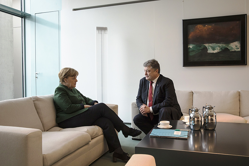 Президент Украины Петр Порошенко и&nbsp;канцлер ФРГ Ангела Меркель во&nbsp;время встречи в&nbsp;Берлине. 30 января 2017 года


