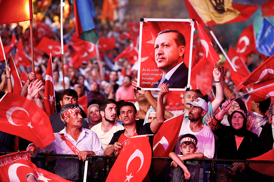 Сторонники Реджепа Тайипа Эрдогана на митинге. Октябрь 2016 года



