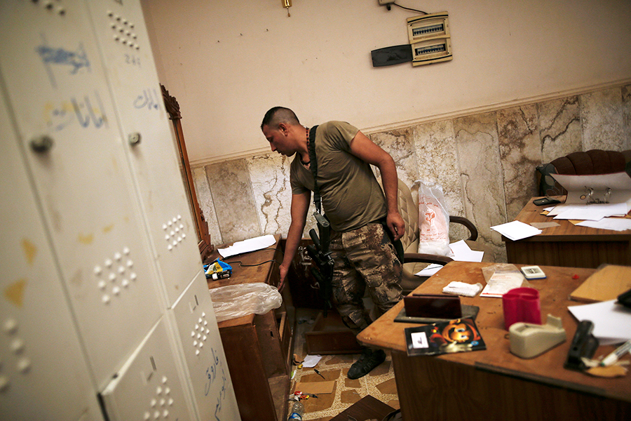 Солдат иракской армии в&nbsp;доме в&nbsp;Мосуле, который, как&nbsp;оказалось, использовался террористами в&nbsp;качестве&nbsp;тюрьмы