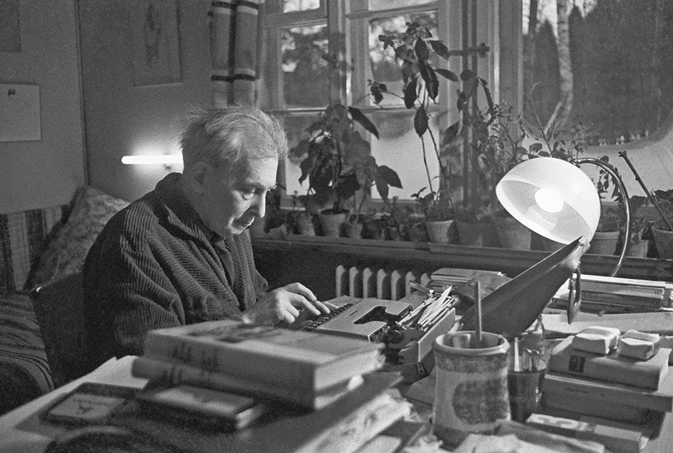 Писатель Илья Эренбург за работой на своей даче в Подмосковье. 1965 год
