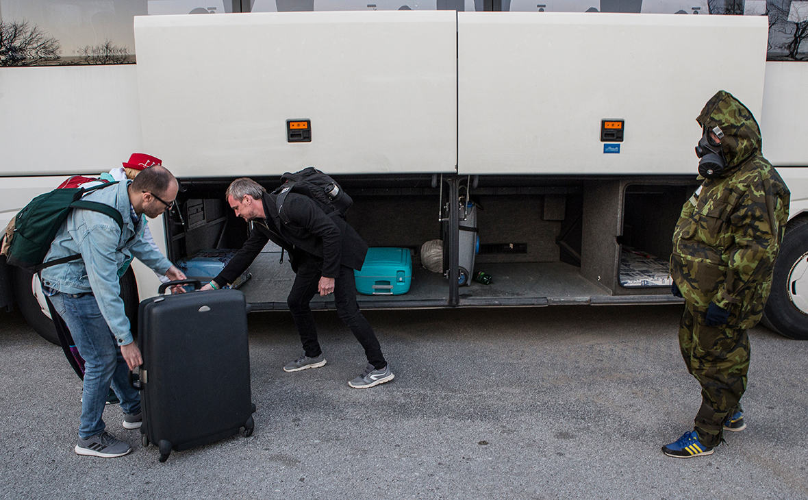 Российские туристы ожидают автобусов на территории аэропорта Тиват в Черногории