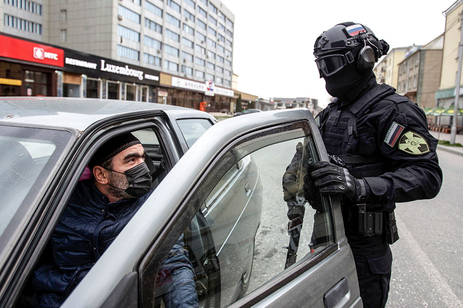 Полицейский проверяет документы в Грозном
