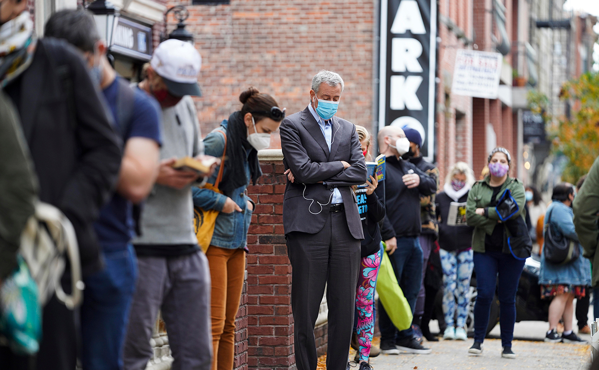Мэр Нью-Йорка&nbsp;ждет в очереди, чтобы&nbsp;досрочно проголосовать&nbsp;в Бруклине