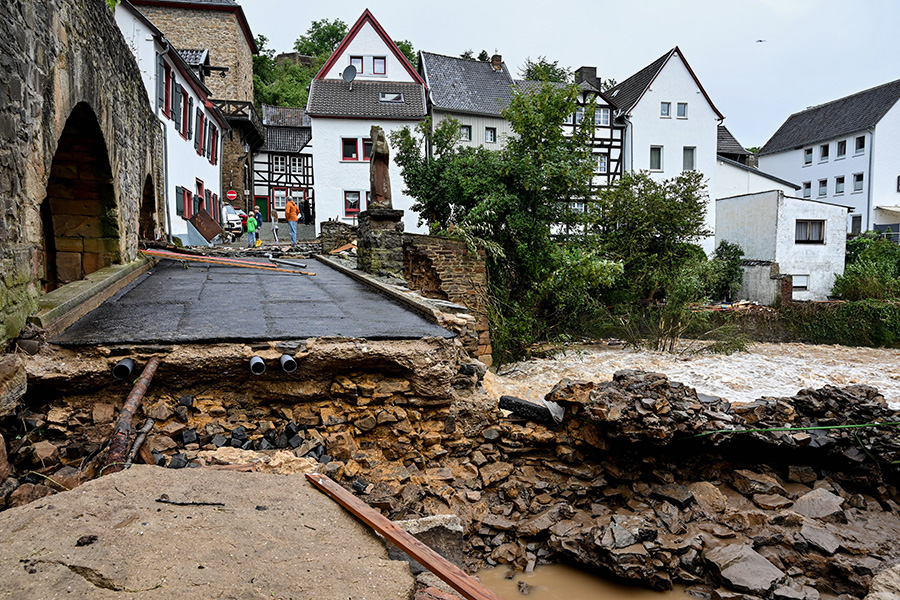 В разрушенных районах продолжаются спасательные работы. По некоторым данным, в ожидании спасателей на крыши домов забрались около 50 человек, сообщила полиция города Кобленца в Рейнланд-Пфальце